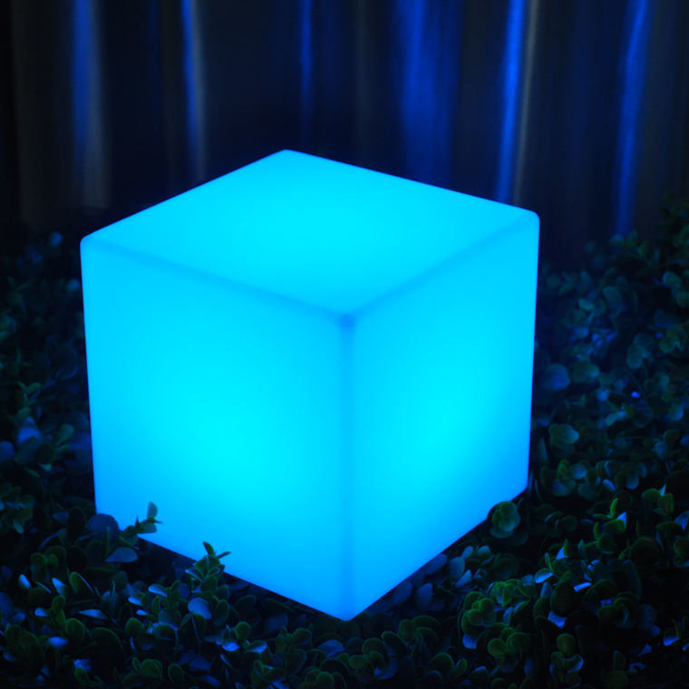 چراغ های درخشان در فضای باز صندلی روشن LED کیوب پلاستیکی IP65 ضد آب برای تزئین پارک ویلا